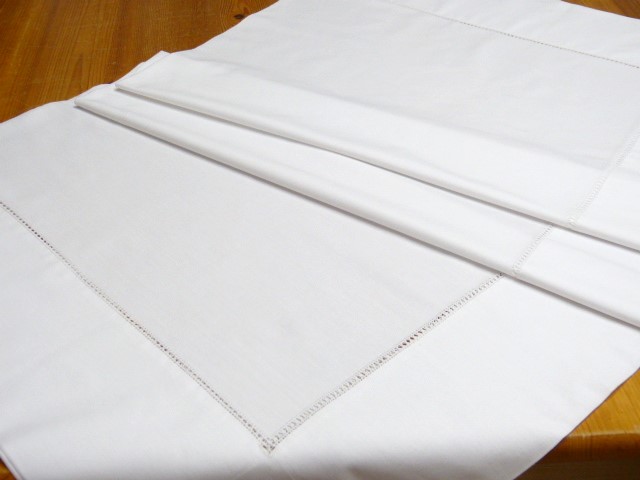 Tischdecke  130 x 130 cm 100 % Baumwolle 13,5 cm breiter Saum mit verziertem Hohlsaumrand  