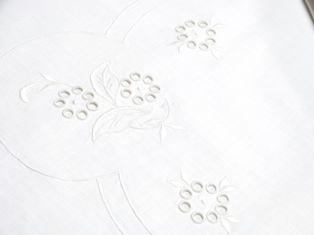 2 weiße Kopfkissenbezüge viel Lochstickerei Blumen Umrandung Baumwolle 75 x 75 cm 