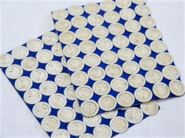 48 weiße handgearbeitete Zwirnknöpfe auf Originalpappe 1,2 cm Durchmesser