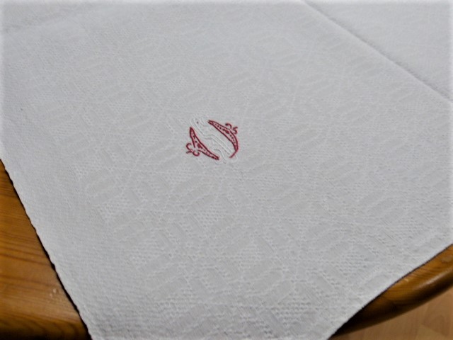 Tischdecke Leinen handgewebt grafisches Muster Mittelnaht rotes Monogramm SO 130 x 155