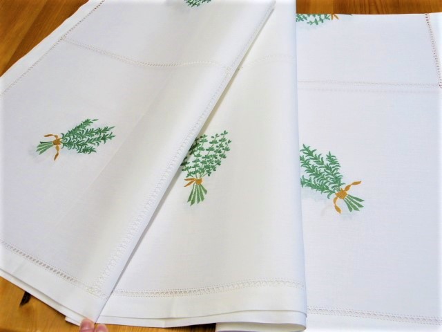 Tischdecke, bestickt, grüne Blättersträuße, Hohlsaum , Baumwolle, 107 x 110