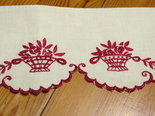 2 Borten mit Rotstickerei rote Blumenkörbe und Ranken auf Baumwollstoff à 10 x 93 cm