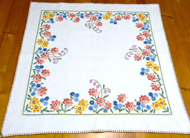 Herrlich bunt bestickte Mitteldecke am Rand 9 cm breiter Blumenschmuck 69 x 72 cm