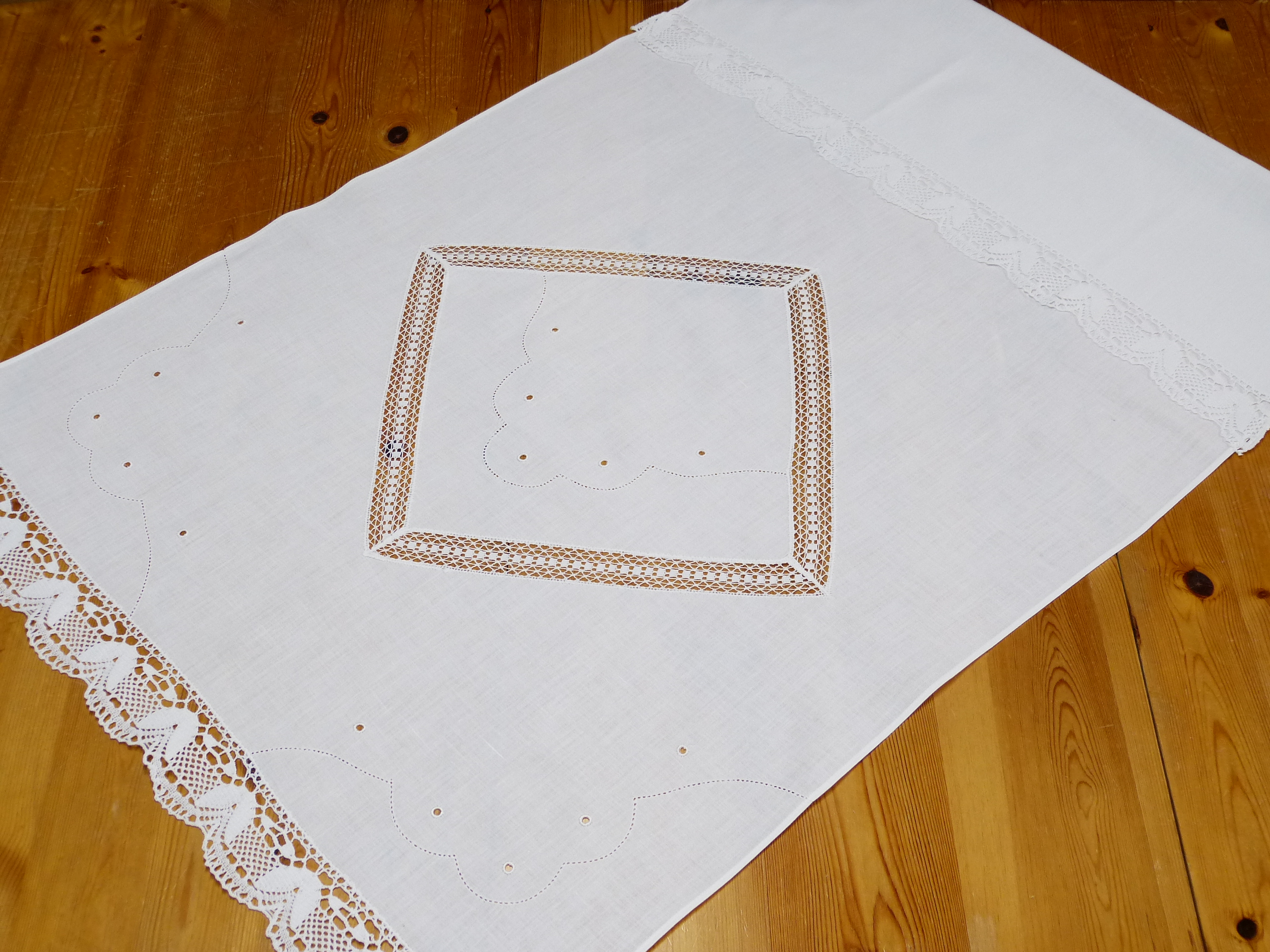 Überhandtuch feinste Baumwolle Weißstickerei Spitzenquadrat in Mitte Spitzen an Querrändern 64x120