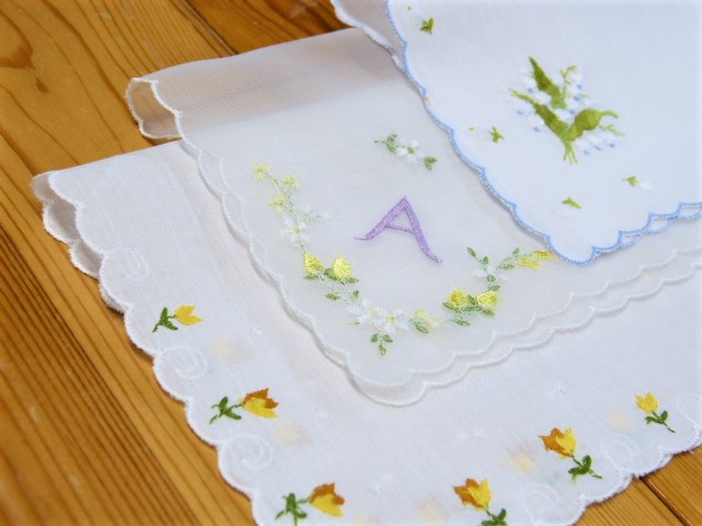 3 antike  Batist Taschentücher feine Stickerei Maiglöckchen Mono A Tulpen
