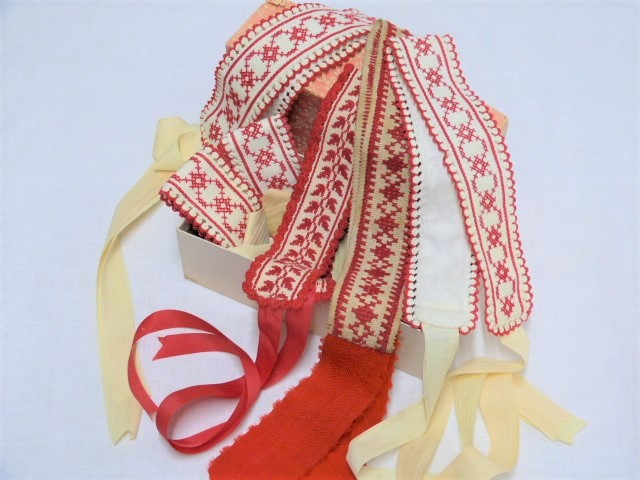 6 handgestickte umhäkelte Wäschebänder mit roten bzw. weißen Bändern 4x36 cm 2x 44 cm lang