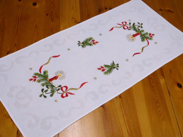 Hübscher handgestickter Tischläufer für Weihnachten Rote Kerzen Hagebuten Tannengrün 37x79 cm