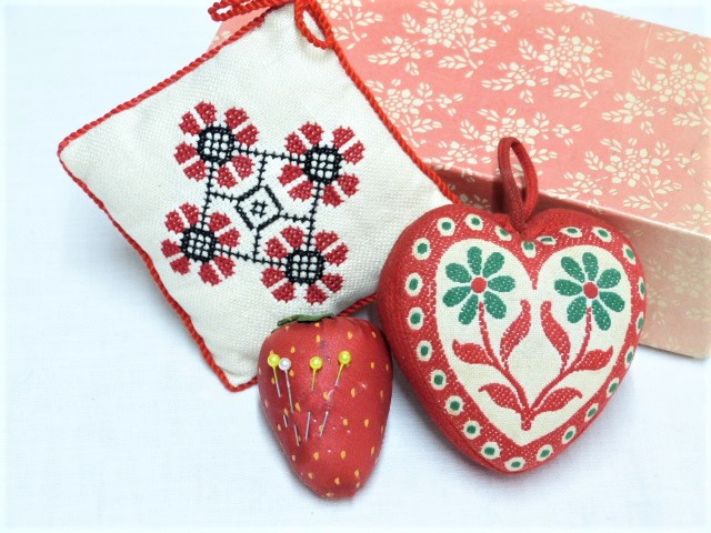 3 Nadelkissen Folklore Herz mit Blumen Vögel Quadrat bestickt Erdbeere Stickerei