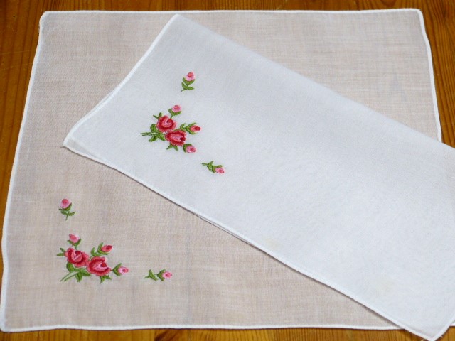 2 hübsche weiße Taschentücher feiner Batist in einer Ecke Stickerei von rot-rosa Rosen 27x27
