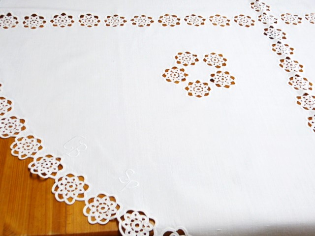 Runde Tischdecke handgewebtes Leinen Blumenrand mittig Blumenborte beides Häkelarbeit 140 cm Durchmesser