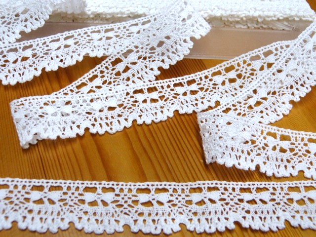 Lange schmale weiße Klöppelrandspitze  2,5 cm breit 900 cm lang Baumwolle