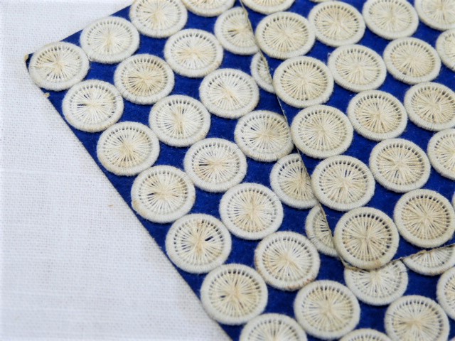 48 weiße handgearbeitete Zwirnknöpfe auf Originalpappe 1,2 cm Durchmesser