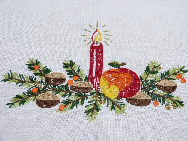 Weihnachten Mitteldecke Kerzen Nüsse Äpfel Tannen kunstvoll gestickt 72x72 cm