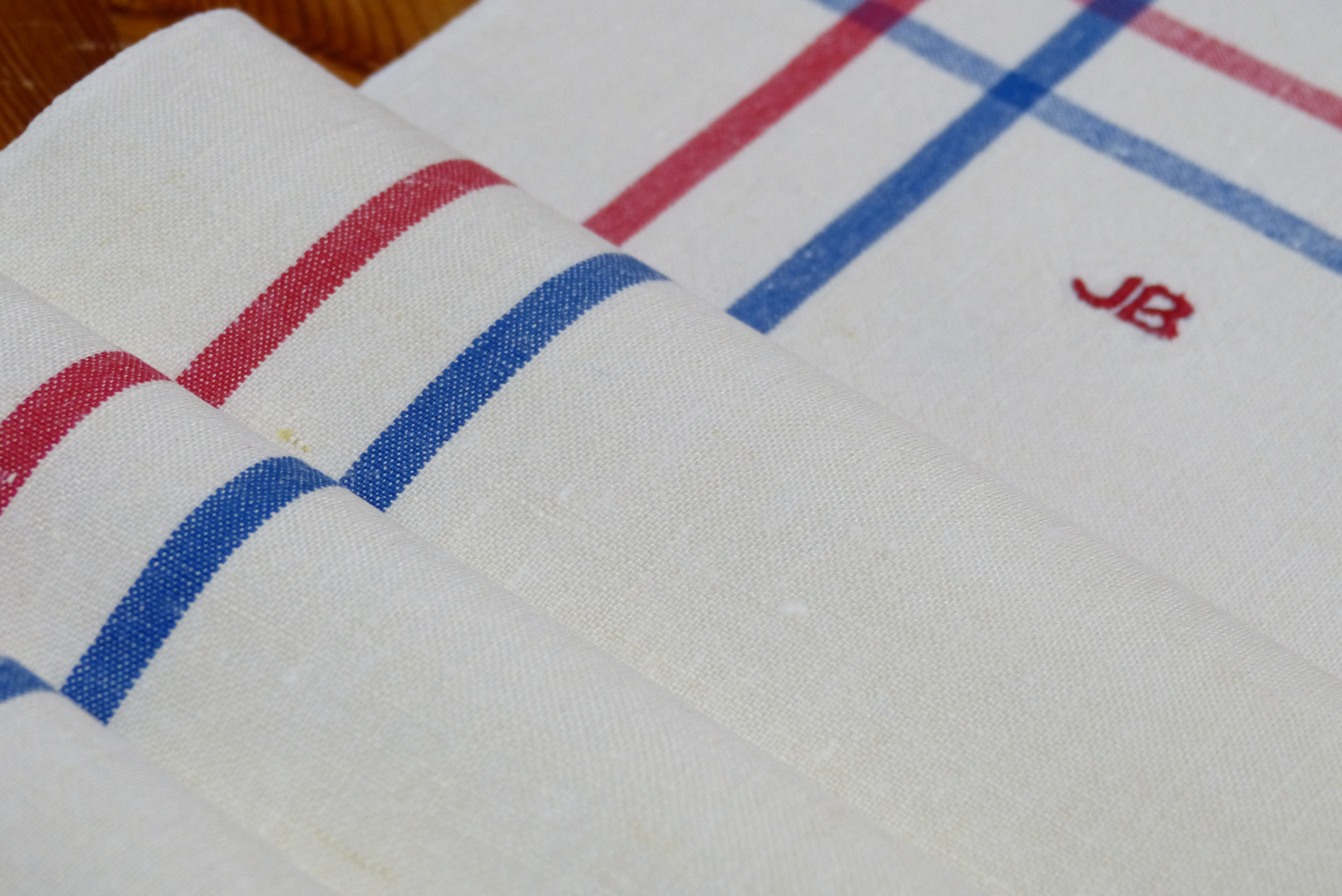 2 antike Handtücher Leinen blau rote Streifen am Rand Mono JB   47 x 93 cm