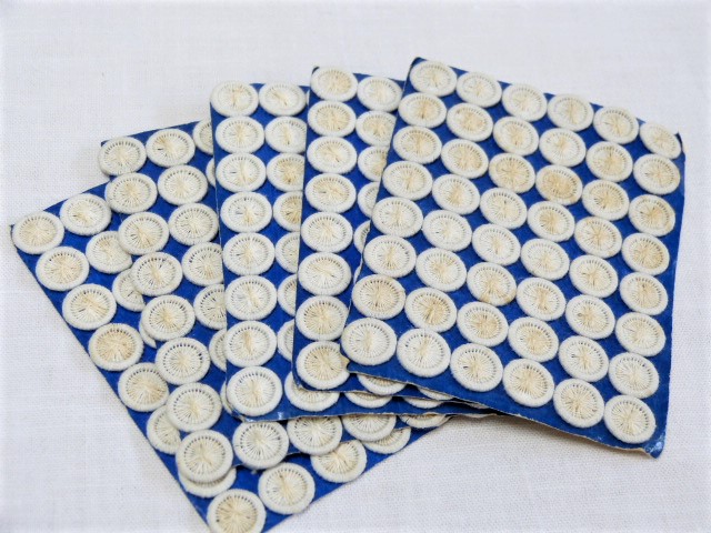 48 weiße handgearbeitete Zwirnknöpfe auf Originalpappe 1,1 cm Durchmesser