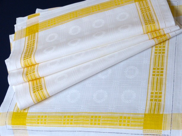 Vier weiße Servietten mit gelbem Randstreifen Hohlsaumrand Karos im Innern kleine Kränze 35x35