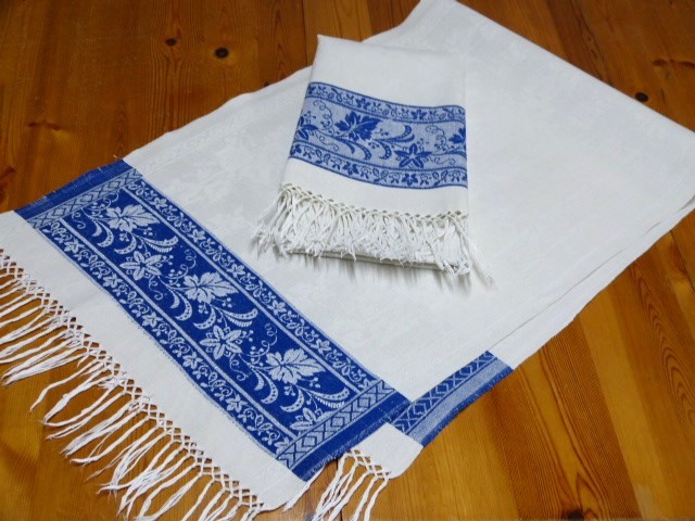 2 lange weiße Leinenhandtücher mit sehr schöner blau-weißer Querbordüre Fransen 46 x 138 cm