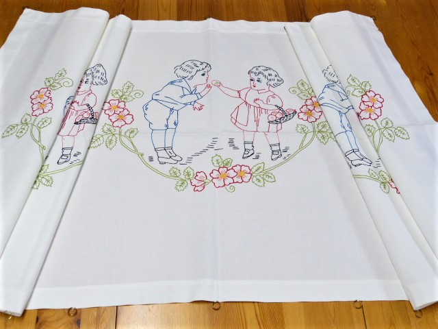 Sehr großes antikes Wandtuch 2 spielende Kinder Blumenkranz Handarbeit 66x190