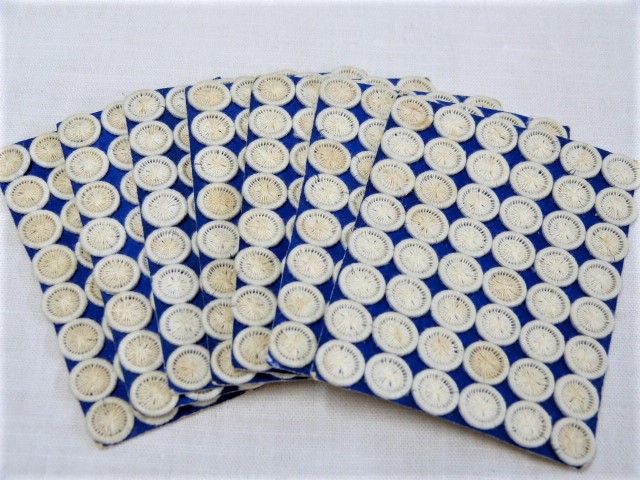 48 weiße handgearbeitete Zwirnknöpfe auf Originalpappe 1,0 cm Durchmesser