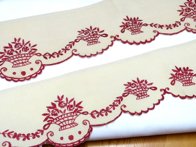 2 Borten mit Rotstickerei rote Blumenkörbe und Ranken auf Baumwollstoff à 10 x 93 cm