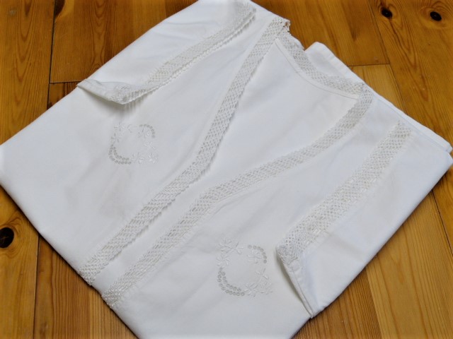 Weißes hübsches Jäckchen 100 % Baumwolle ohne Knöpfe 1,5 breite Häkelborte Ärmel Halsausschnitt