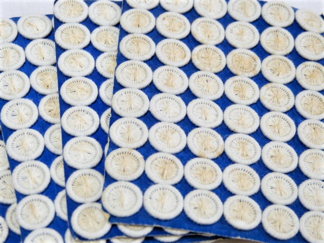 48 weiße handgearbeitete Zwirnknöpfe auf Originalpappe 1,1 cm Durchmesser