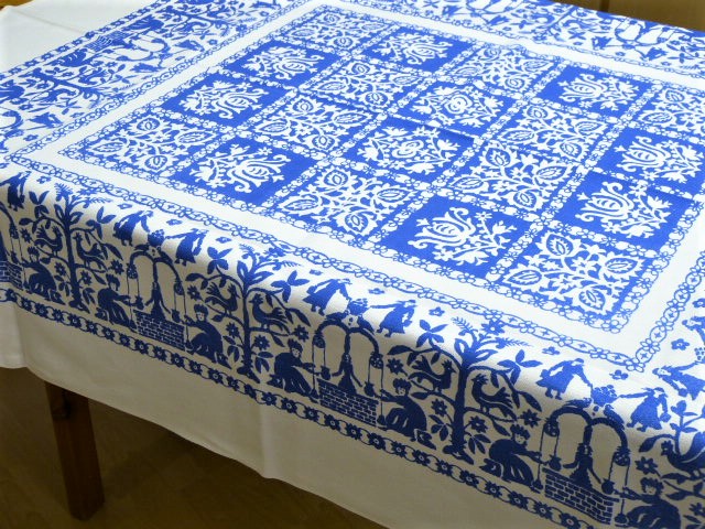 Weiße Tischdecke mit blauem Druckmotiv Baumwolle am Rand Märchenszenen 134x146