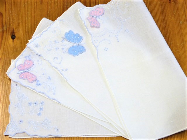 4 feine Taschentücher zarte Stickerei niedliche rosa u blaue Schmetterlinge 25x25 cm