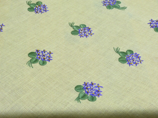 Sehr hübsche maisgelbe Tischdecke mit handgestickten Veilchensträußen 100x105