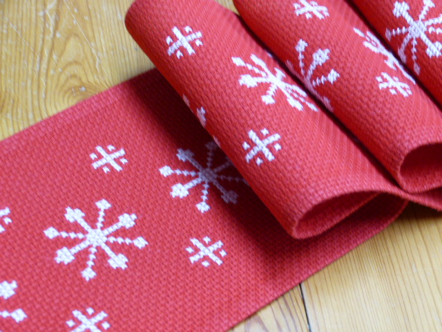 Hübscher Tischläufer für Weihnachten Roter Stramin mit weißen Sternen 14x116 cm 