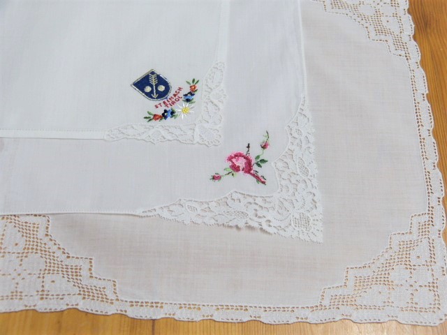 3 weiße Batisttaschentücher mit einer Spitzenecke Tirol Rose Weiß 24/27 cm²
